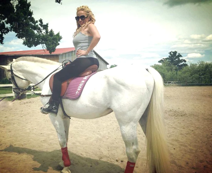 Rocsana Marcu se descurcă perfect la hipodrom