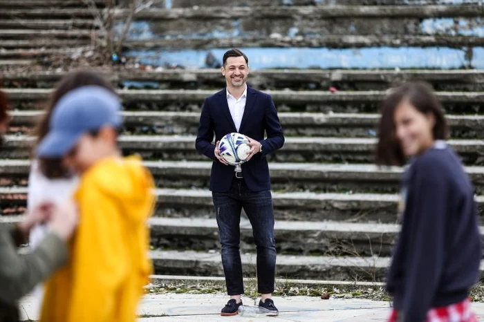 
    Mirel Rădoi, alături de adolescenții cu care a filmat reclama  