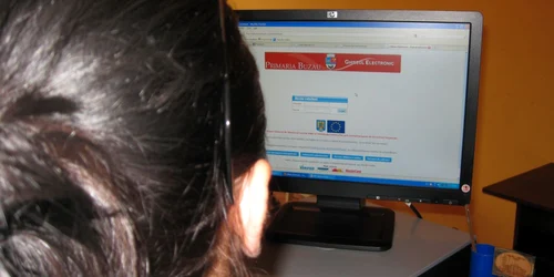 Înainte de a plăti pe internet este obligatorie trecerea pe la ghişeul clasic. Foto: Denisa Baciu