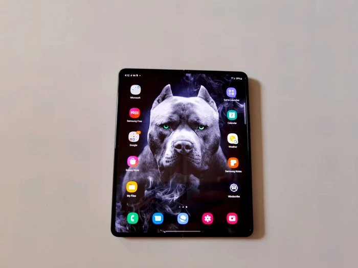 Samsung Galaxy Z Fold 3.  FOTO Adrian Pogîngeanu