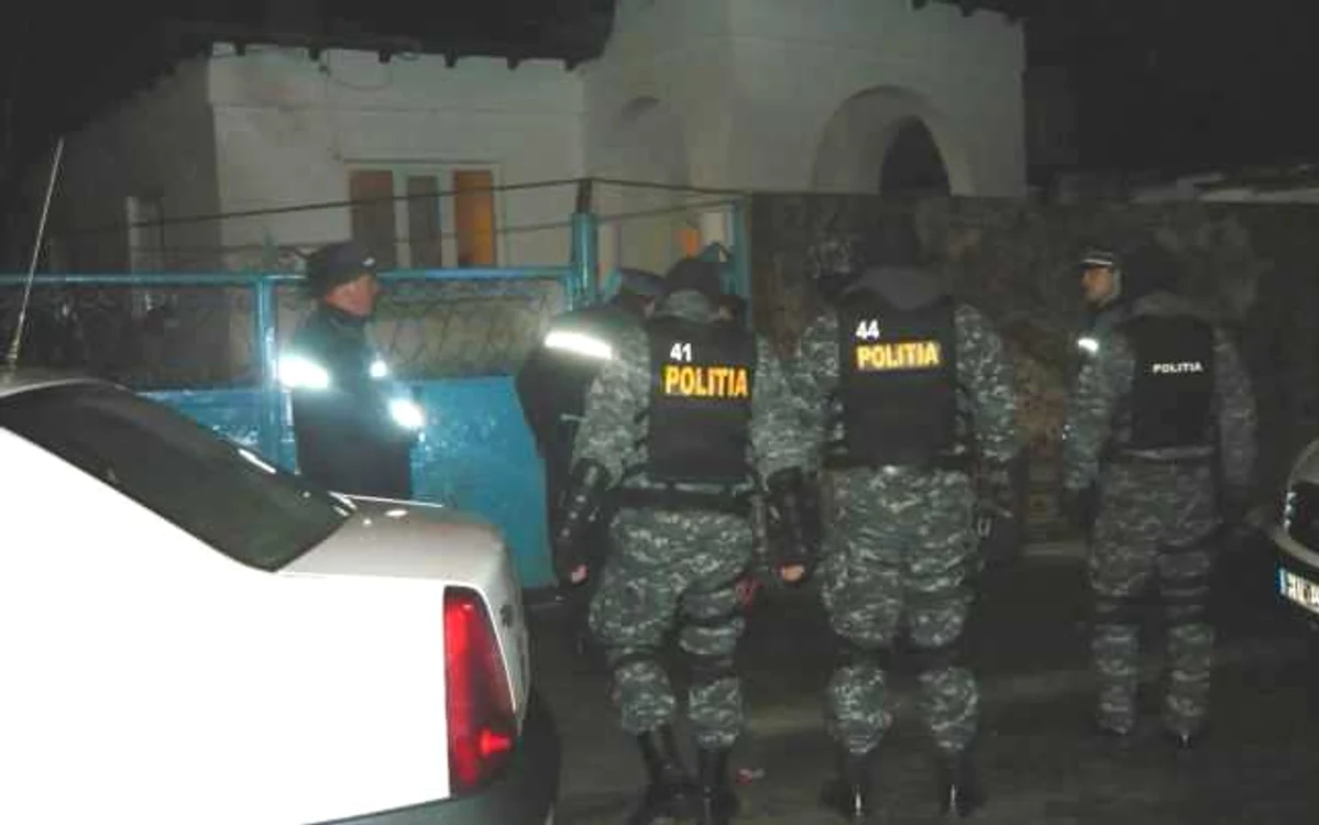 Poliţiştii au descins în şase locuri din Galaţi. Foto: Adevărul