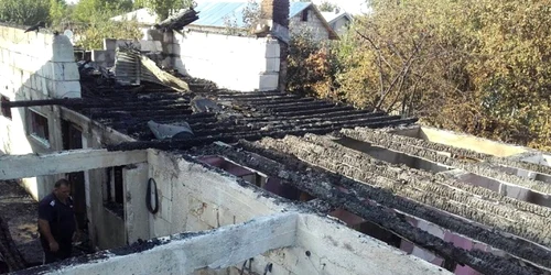 Casă mistuită de flacări în Giurgiu