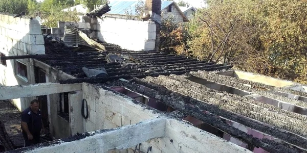 Casă mistuită de flacări în Giurgiu