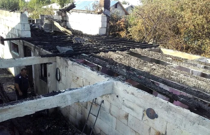 În locuinţă se aflau trei copii care au scăpat nevătămaţi FOTO ISU GIURGIU