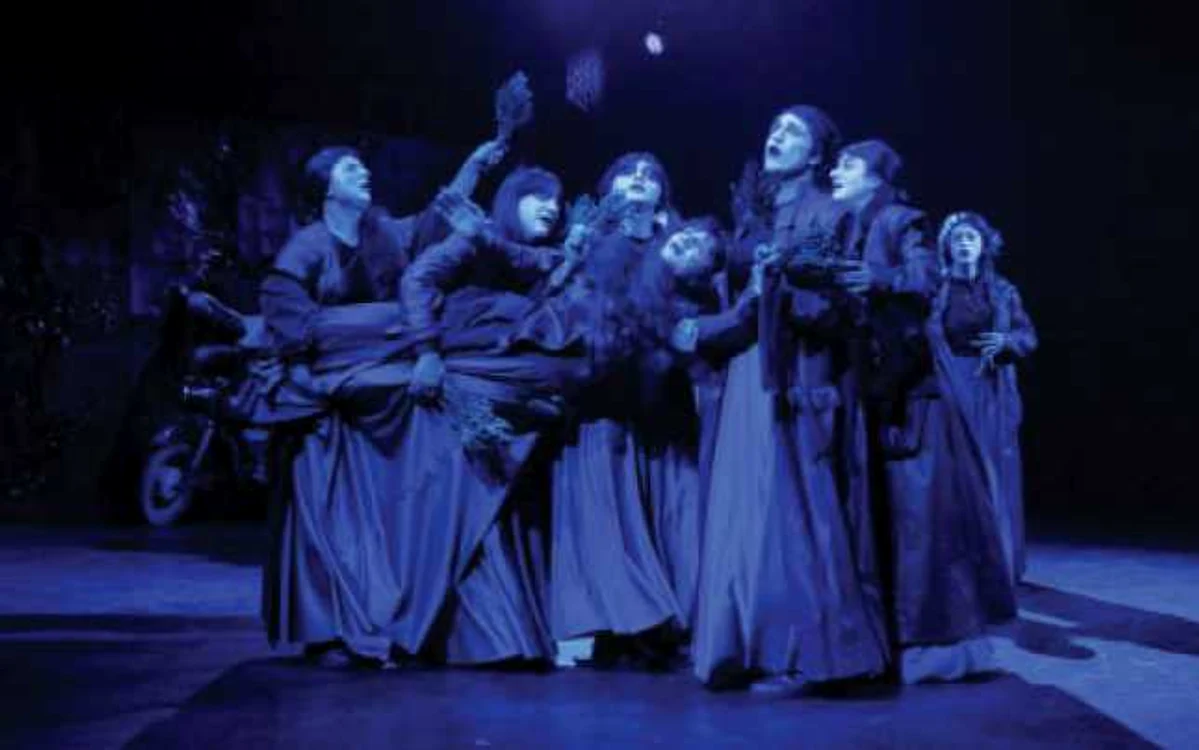 Hecuba (Doina Deleanu), alături de corul captivelor troiene  Foto: Mihaela Marin