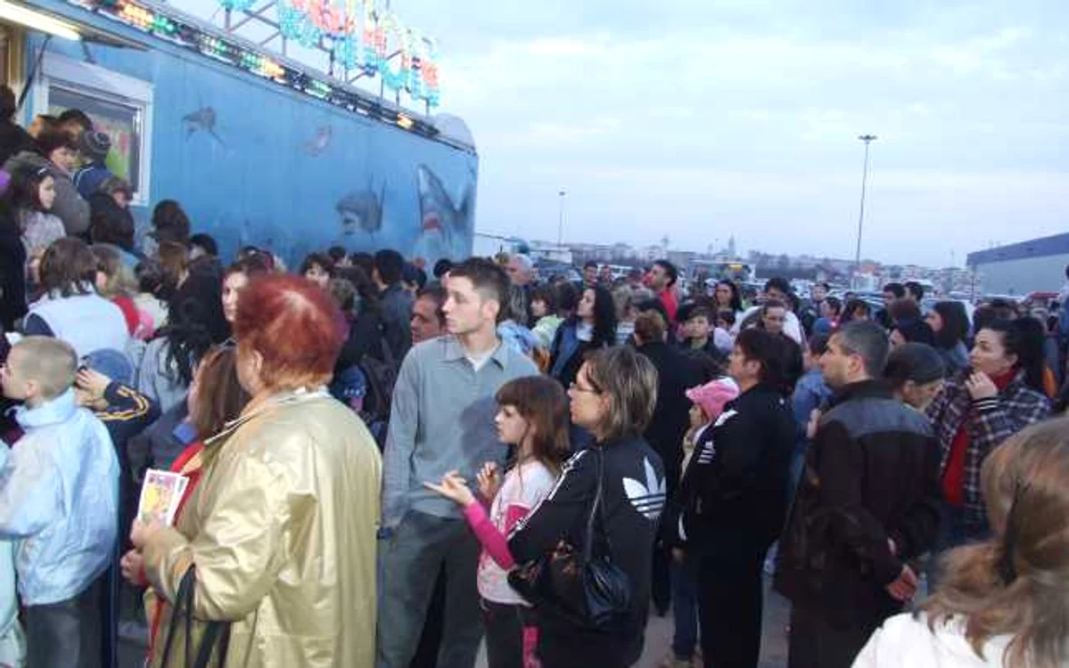 Aglomeraţia a fost mare chiar şi când cortul s-a umplut până la refuz