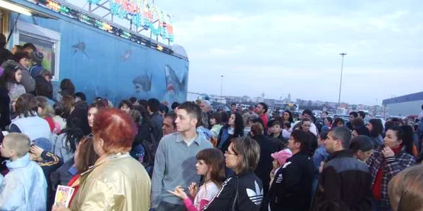 Aglomeraţia a fost mare chiar şi când cortul s-a umplut până la refuz