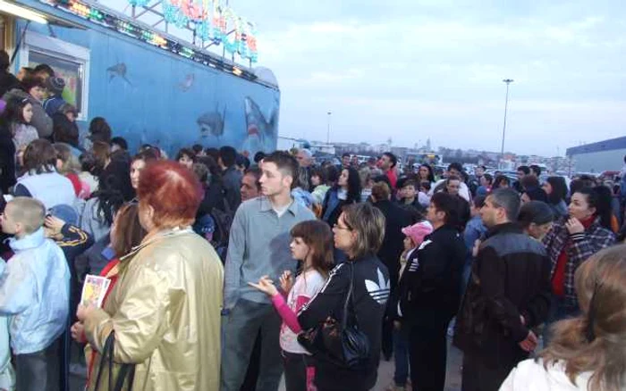 Aglomeraţia a fost mare chiar şi când cortul s-a umplut până la refuz