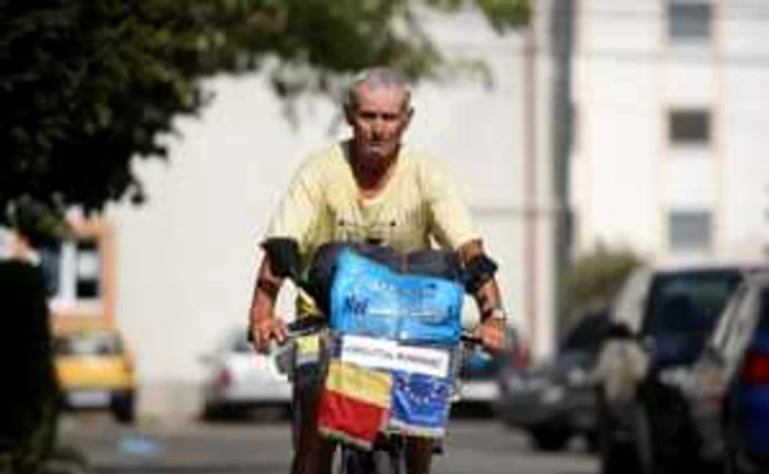 Timişoara: Un bătrân de 65 ani a făcut turul României cu bicicleta