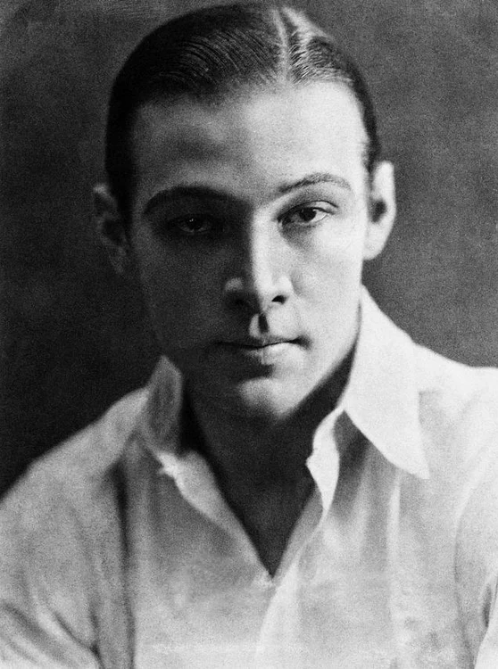 Rudolph Valentino, în 1919 (© Wikimedia Commons)