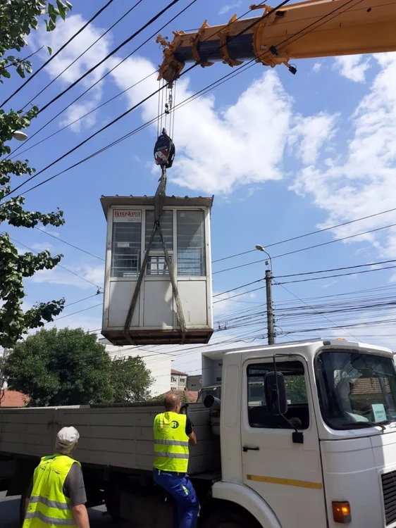 Chioşcurile fără autorizaţie sunt ridicate de pe domeniul public FOTO Primăria Timişoara