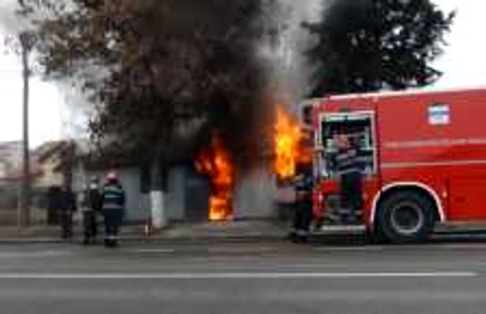 Pompierii au intervenit cu o autospeciala pentru stingerea flacarilor. Foto ISU Valcea