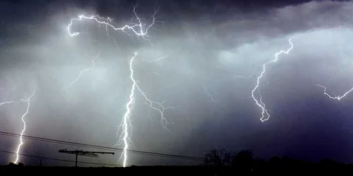 Furtuna a lăsat 25 de comune fără curent. Nu se pot număra buletinele de vot