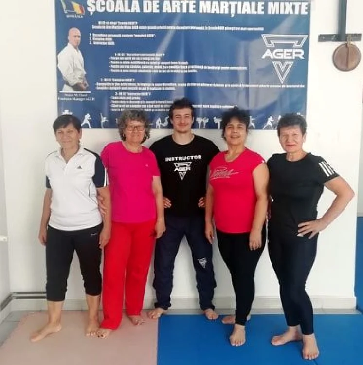 Bunicuţele karatiste şi antrenorul lor, Viorel Staicu jr. FOTO: Ager Club Târgovişte
