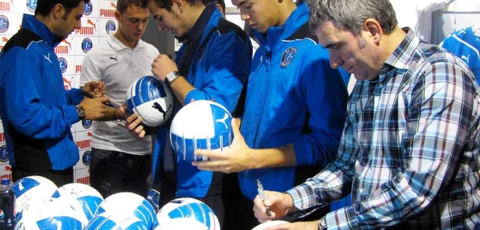Sesiune de autografe la inaugurarea magazinului oficial FC Viitorul Constanţa FOTO Sînziana Ionescu