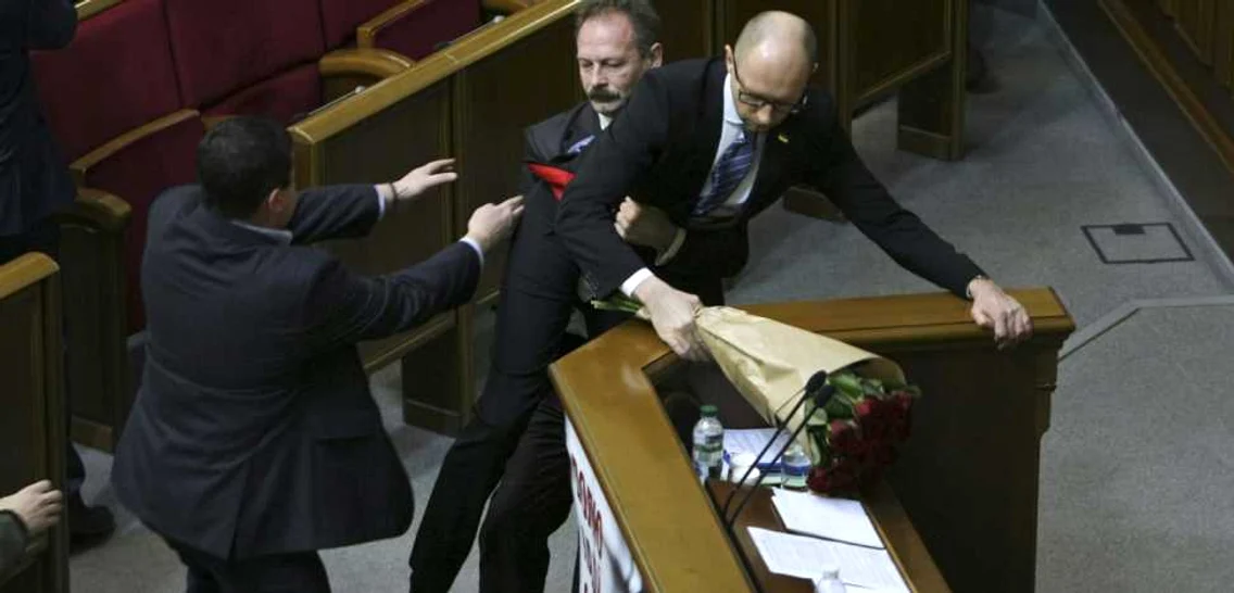 Bătaie generală în parlamentul Ucrainei după ce premierul Arseni Iaţeniuk a fost luat pe sus de un deputat FOTO AP