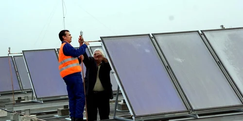 Pe fiecare centru sunt montate 32 de panouri solare