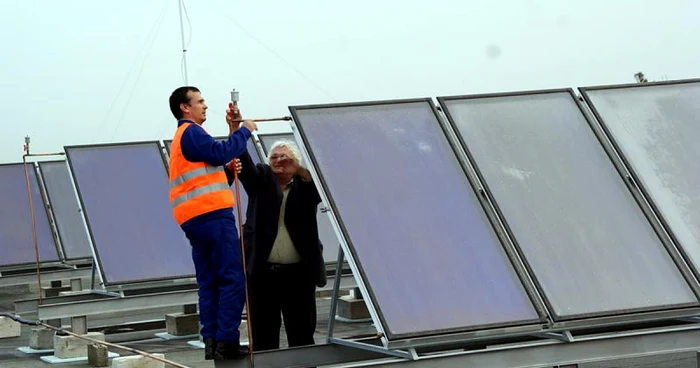 Pe fiecare centru sunt montate 32 de panouri solare