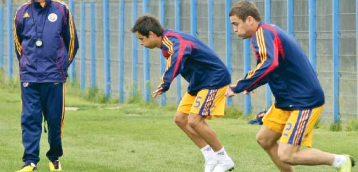 Selecţionerul Emil Săndoi (stânga) a pregătit în detaliu returul cu englezii Foto: Laurenţiu Nica