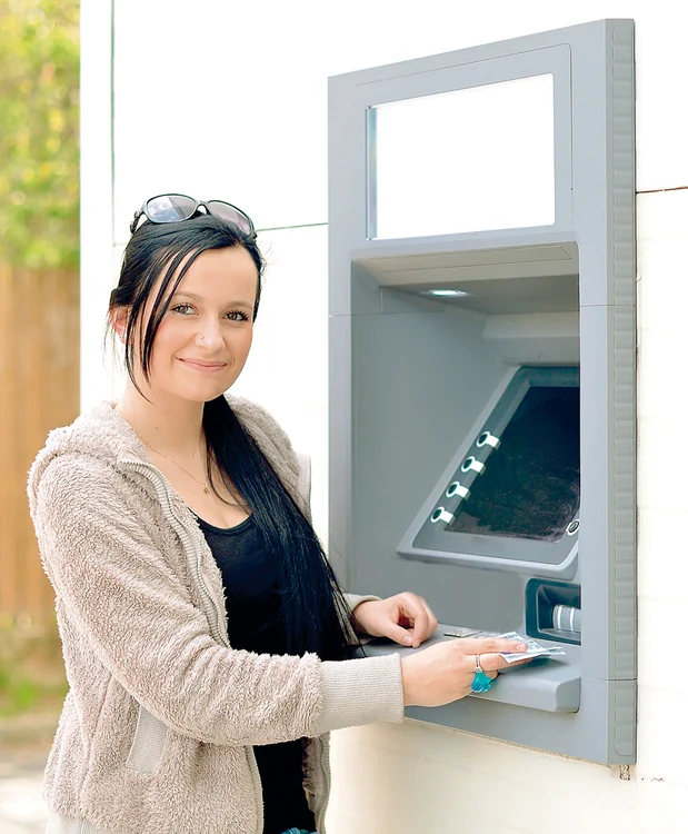 
    S-au blocat banii în  bancomat? Ce trebuie să faci  
