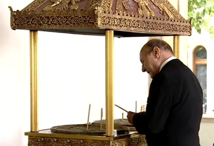 Traian Băsescu a aprins o lumânare pentru Ion Iliescu FOTO: Captură video