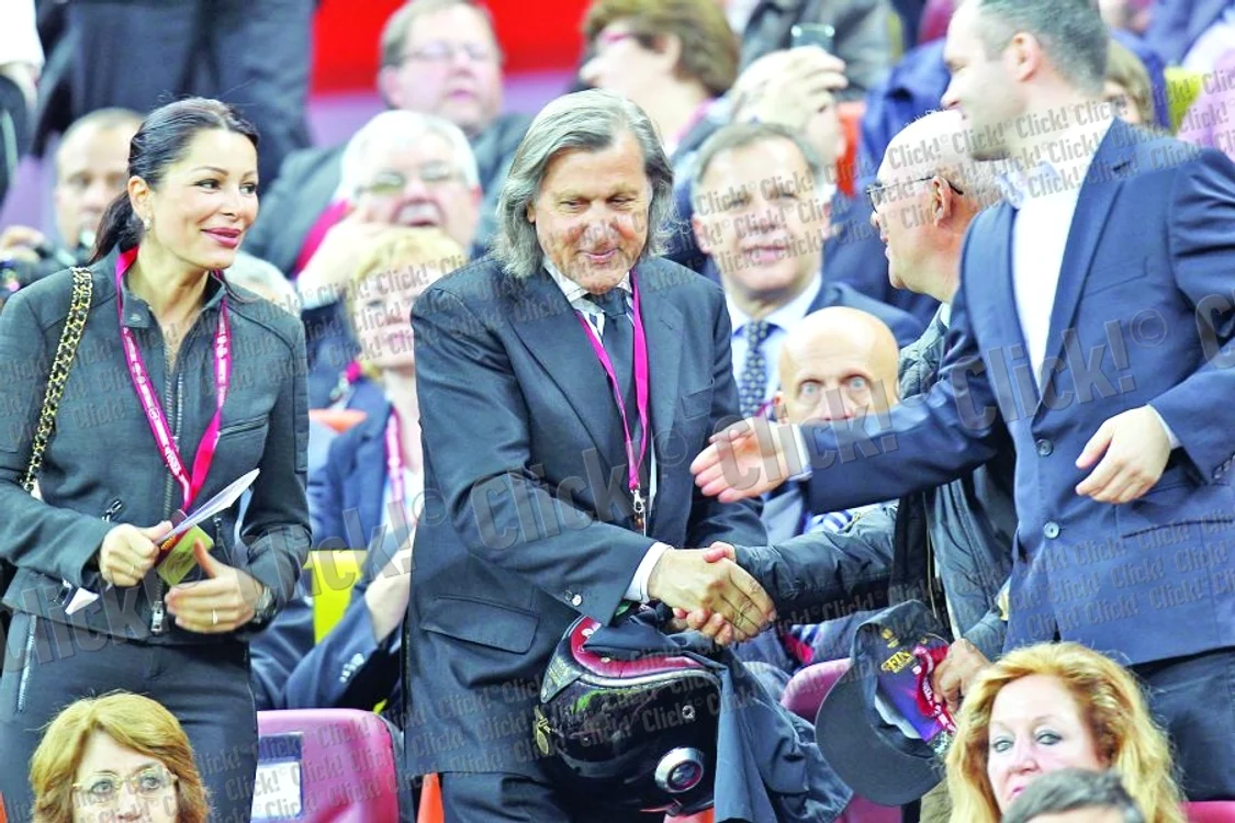 
    Fostul mare tenisman  Ilie Năstase a venit la stadion pe scuter. Nu singur, ci însoţit de logodnica lui, Brigitte Sfăt  