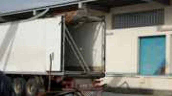 Galaţi: Un tir căptuşit cu ţigări a fost interceptat în vamă