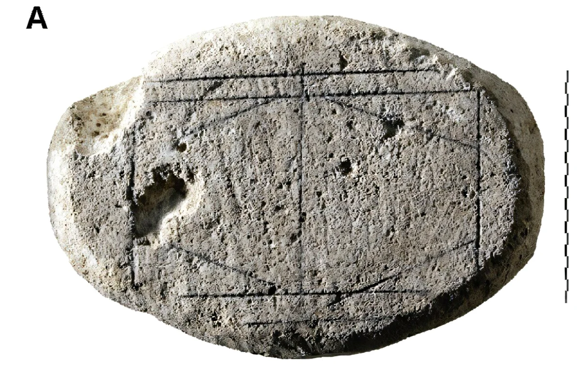Piatra cu modelul sculptat (© Leiden University)