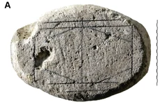 Piatra cu modelul sculptat (© Leiden University)
