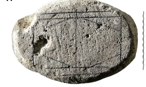 Piatra cu modelul sculptat (© Leiden University)