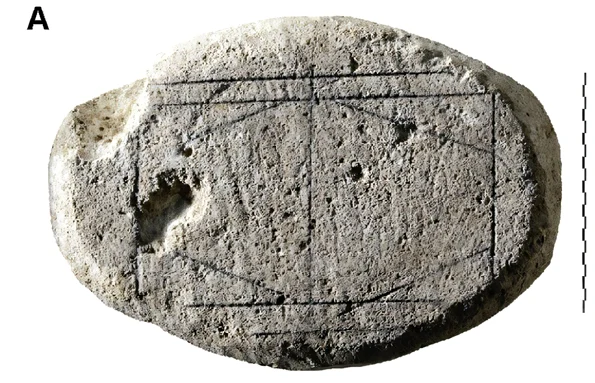 Piatra cu modelul sculptat (© Leiden University)