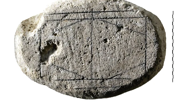 Piatra cu modelul sculptat (© Leiden University)