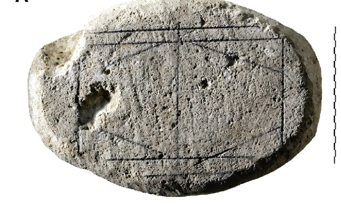 Piatra cu modelul sculptat (© Leiden University)