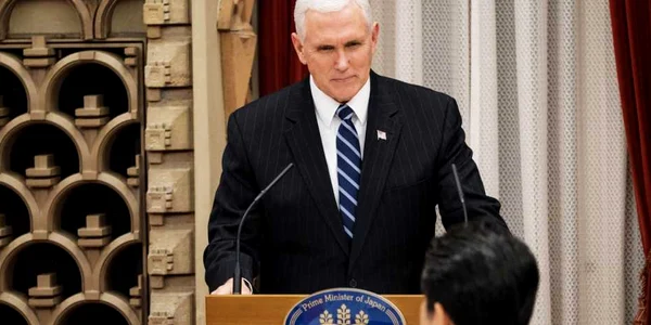 Vicepresedintele american Mike Pence sustine un discurs in rezedinta oficiala a premierului Japoniei FOTO EPA-EFE
