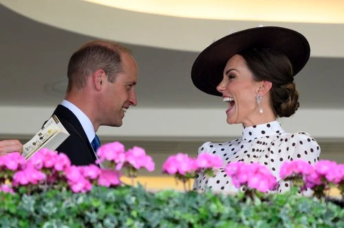 Kate Middleton la Royal Ascot în buline (4) jpg
