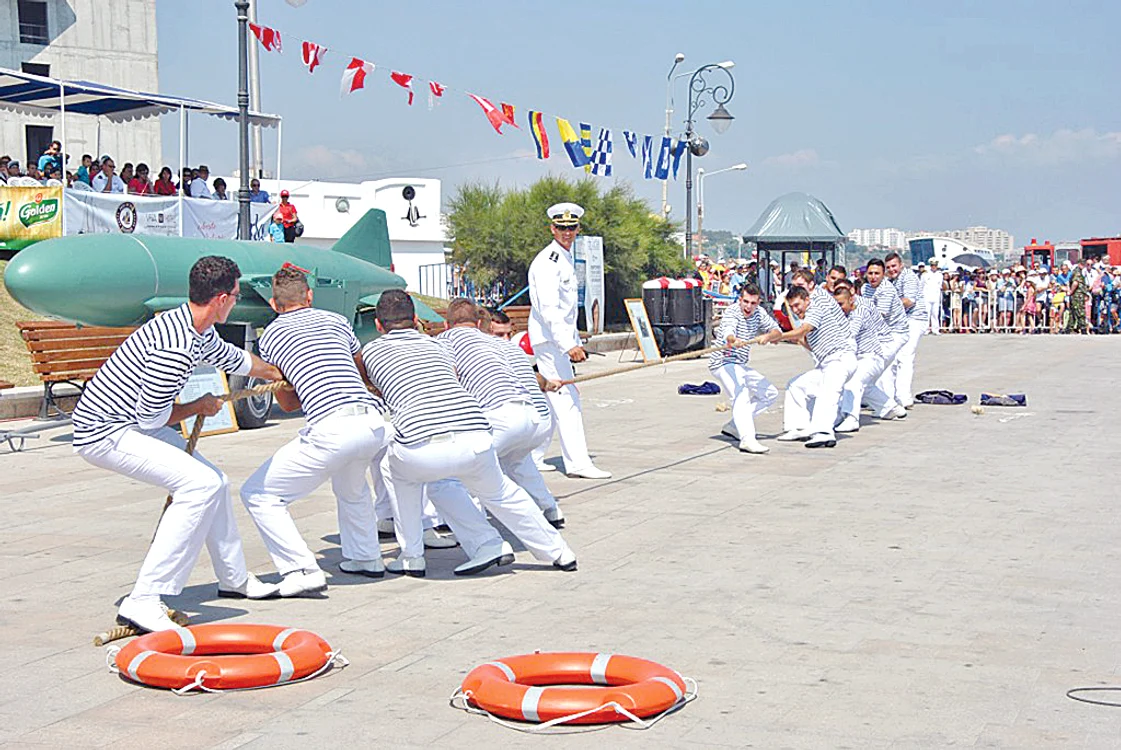
    Jocurile marinăreşti fac deliciul publiculuiFoto: navy.ro  