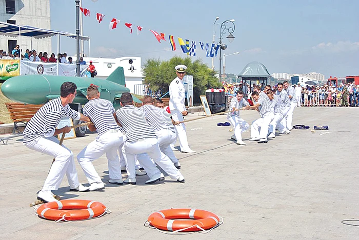 Jocurile marinăreşti fac deliciul publiculuiFoto: navy.ro