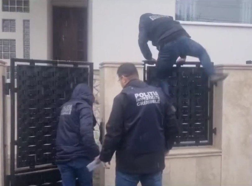 Cum îl caută polițiștii pe primarul Cherecheș: unul sare gardul, altul intră pe poarta descuiată VIDEO