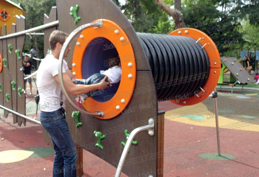 
    Vedeta de la ACASĂ  şi-a distrat fetiţa într-un fel de tunel  