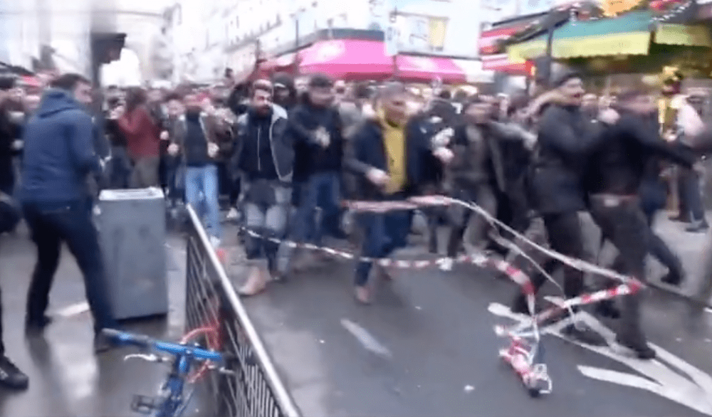 Ciocniri între poliția pariziană și protestatari în urma atacului armat de vineri când trei kurzi au fost uciși VIDEO