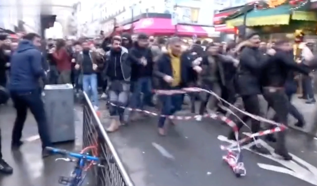 Ciocniri protestatari - polițiști la Paris. Captură Twitter