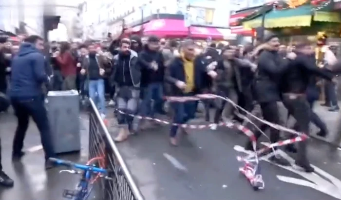 Ciocniri protestatari - polițiști la Paris. Captură Twitter