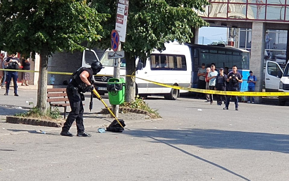 Piața Gării Devei, interzisă din cauza unui rucsac suspect. Zeci de oameni au fost ținuți la distanță