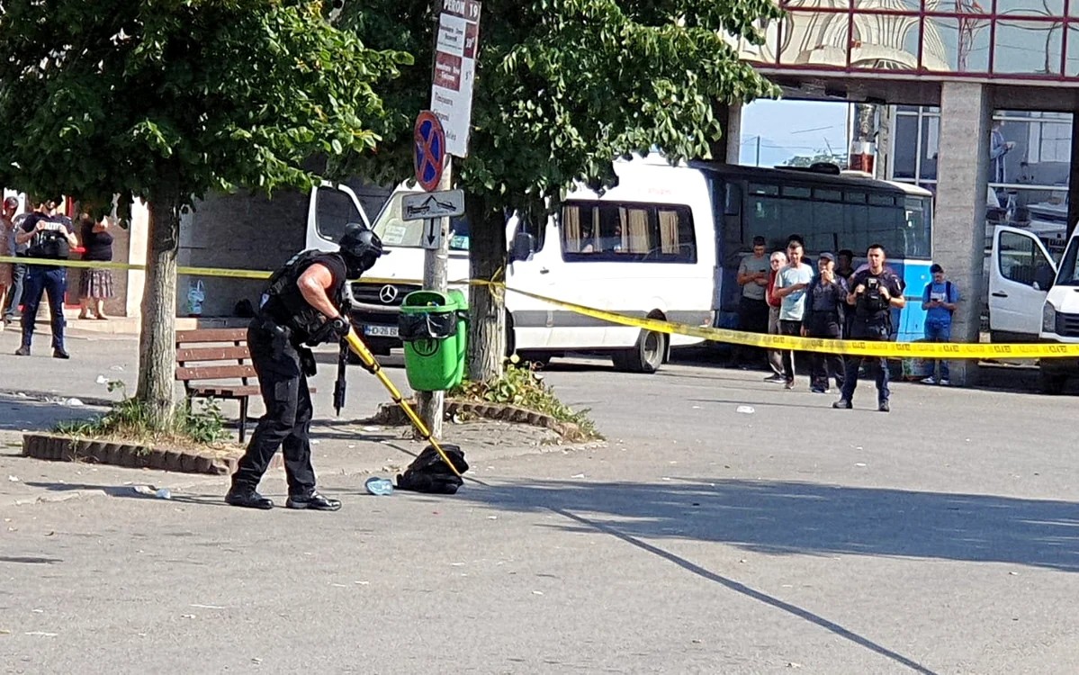Rucsacul suspect din fața gării din Deva. Foto: IPJ Hunedoara
