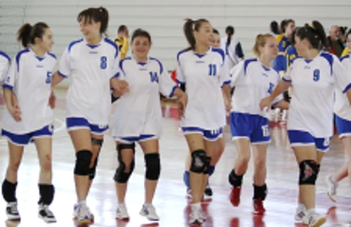 Toate fetele din echipa liceului sunt legitimate la Nova Force (foto atleticgiurgiu.ro)