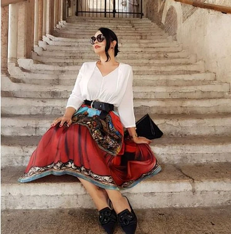
    Andreea Marin se simte bine în aceşti papuci din satin, care îi permit să facă plimbări fără grijiFoto: arhivă personală  
