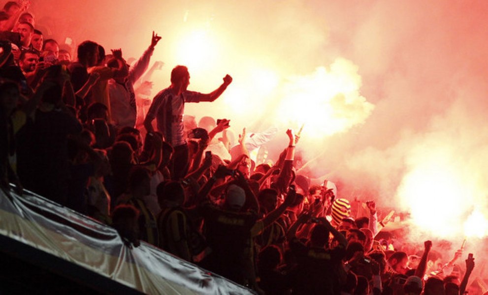 Violențe pe Stadionul Ghencea între suporterii CSA Steaua și FCSB. Jandarmii au intervenit cu gaze lacrimogene