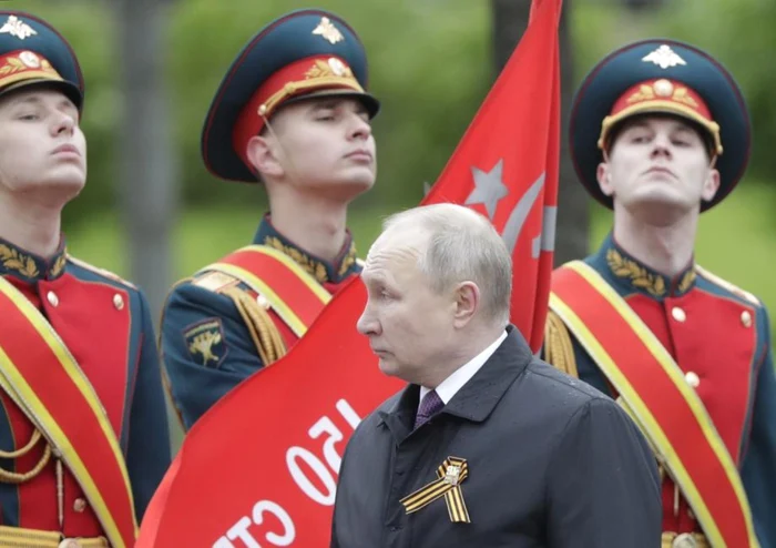 Vladimir Putin cu panglica Sfântului Gheorghe atârnată la piept FOTO EPA-EFE