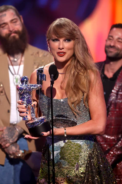Taylor Swift, cu premiul în mână pe scenă, la MTV VMA 2024