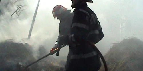 Pentru stingerea incendiului au intervenit trei echipaje de pompieri